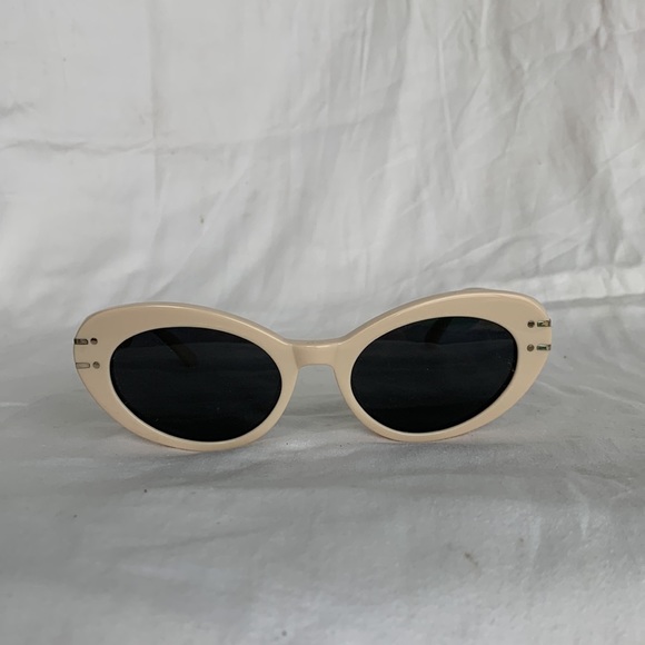 Christian Dior style sunglasses. White / beige / rosy cream colour - Picture 2 of 7